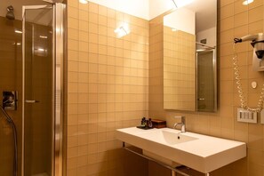 Classic Double Room | Bathroom | Hair dryer, towels, soap, shampoo