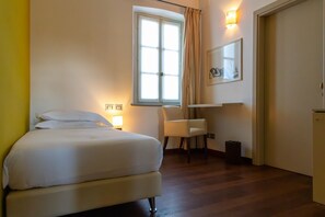 Habitación individual básica | Espacio para trabajar con un portátil y sistema de insonorización