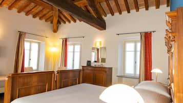 Laptop workspace, soundproofing, iron/ironing board, free WiFi