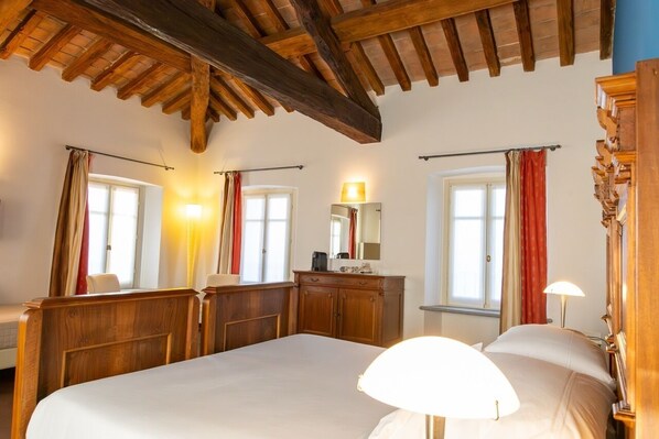 Suite | Laptop workspace, soundproofing, iron/ironing board, free WiFi