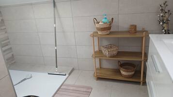 Douche, sĂšche-cheveux, savon, papier toilette