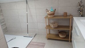 Een douche, een haardroger, zeep, toiletpapier