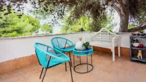 A balcony with two turquoise chairs, a small round table with a plant, and a white railing. - Comfortable house with terrace a stone's throw from the sea in mild climate location (Villapiana Lido)