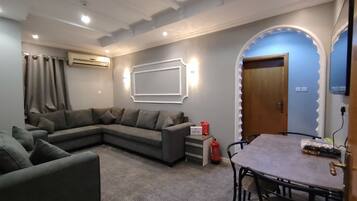 Family Suite, City View | Living area