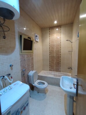 Családi lakosztály, kilátással a városra | Fürdőszoba | Papucsok