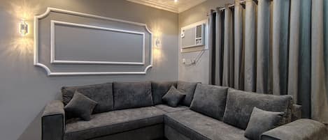 Family Suite, City View | Living area