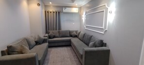 Family Suite, City View | Living area - AZHAAR Suites Furnished Apartments ازهار للاجنحة المفروشة (Madinah)