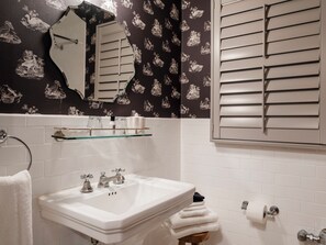 Habitación básica | Baño | Amenidades de baño gratuitas, secadora de cabello, toallas