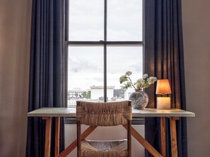 One Bedroom King Suite | Free WiFi - Maison Twenty Seven (Santa Monica)