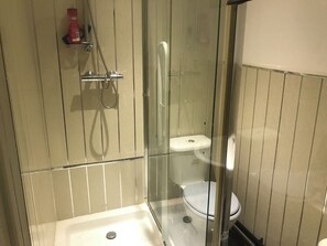 Hair dryer, towels, soap, toilet paper - Cosy Bedroom with Kitchenette (Salford)