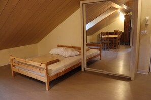 1 bedroom, travel cot, bed sheets - chalet-style apartment, 5 minutes from the ski slopes (Les Rousses)