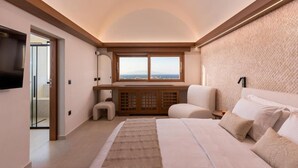 Ein Schlafzimmer mit einem großen Bett, einem Fenster mit Blick, einem an der Wand montierten Fernseher und einem kleinen Hocker.