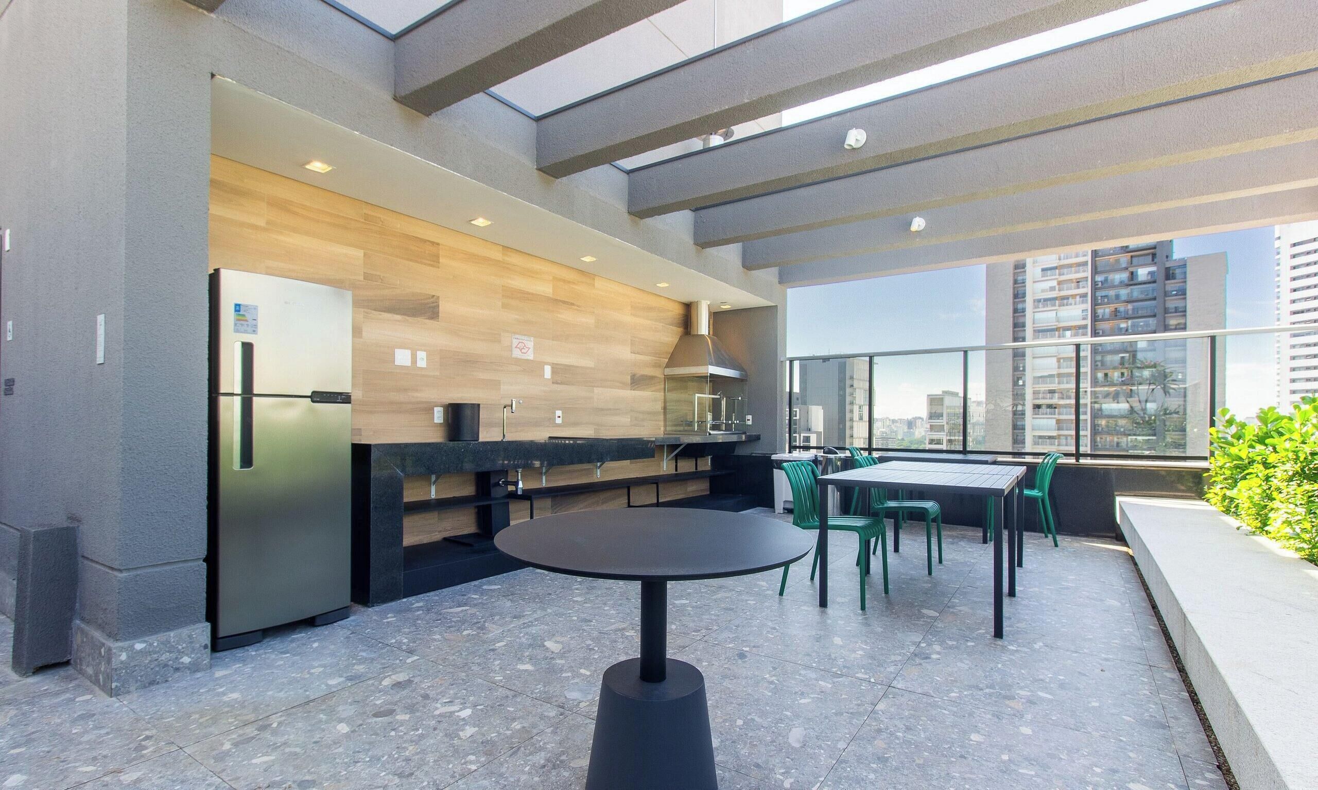 Una cocina moderna con refrigerador empotrado, protector contra salpicaduras de madera y un amplio ventanal con vistas a la ciudad.