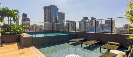 Una piscina al aire libre
