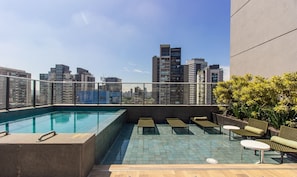 Apartamento básico | Piscina | Una piscina al aire libre
