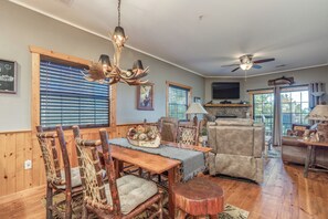 Dining - 1BR Village At Indian Point 501 near SDC-Free Tickets Daily up to $500 (Branson)