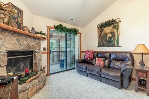 Smart TV, fireplace, DVD player, video library - 2BR Village At Indian Point 0611 near SDC-Free Tickets Daily up to $500 Value (Branson)
