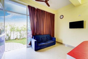 House | Living room - Super Collection O Nibav Beach View (Tirupporur)