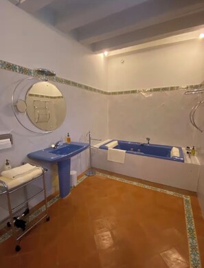 Suite, Garden View | Bathroom - Suite d'hôtes - Domaine de Poulaines (Poulaines)