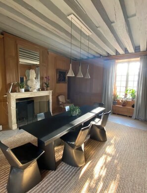 Svit - utsikt mot trädgården | Interiör