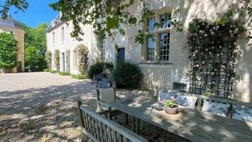 Suite, Garden View | Outdoor dining