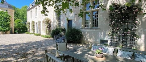 Suite, Garden View | Outdoor dining