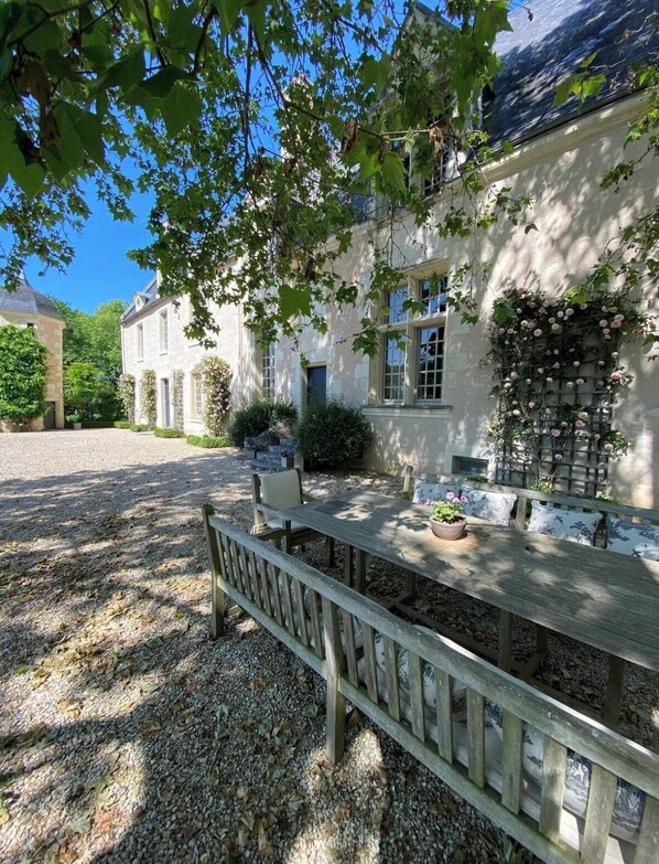 Suite, Garden View | Outdoor dining - Suite d'hôtes - Domaine de Poulaines (Poulaines)
