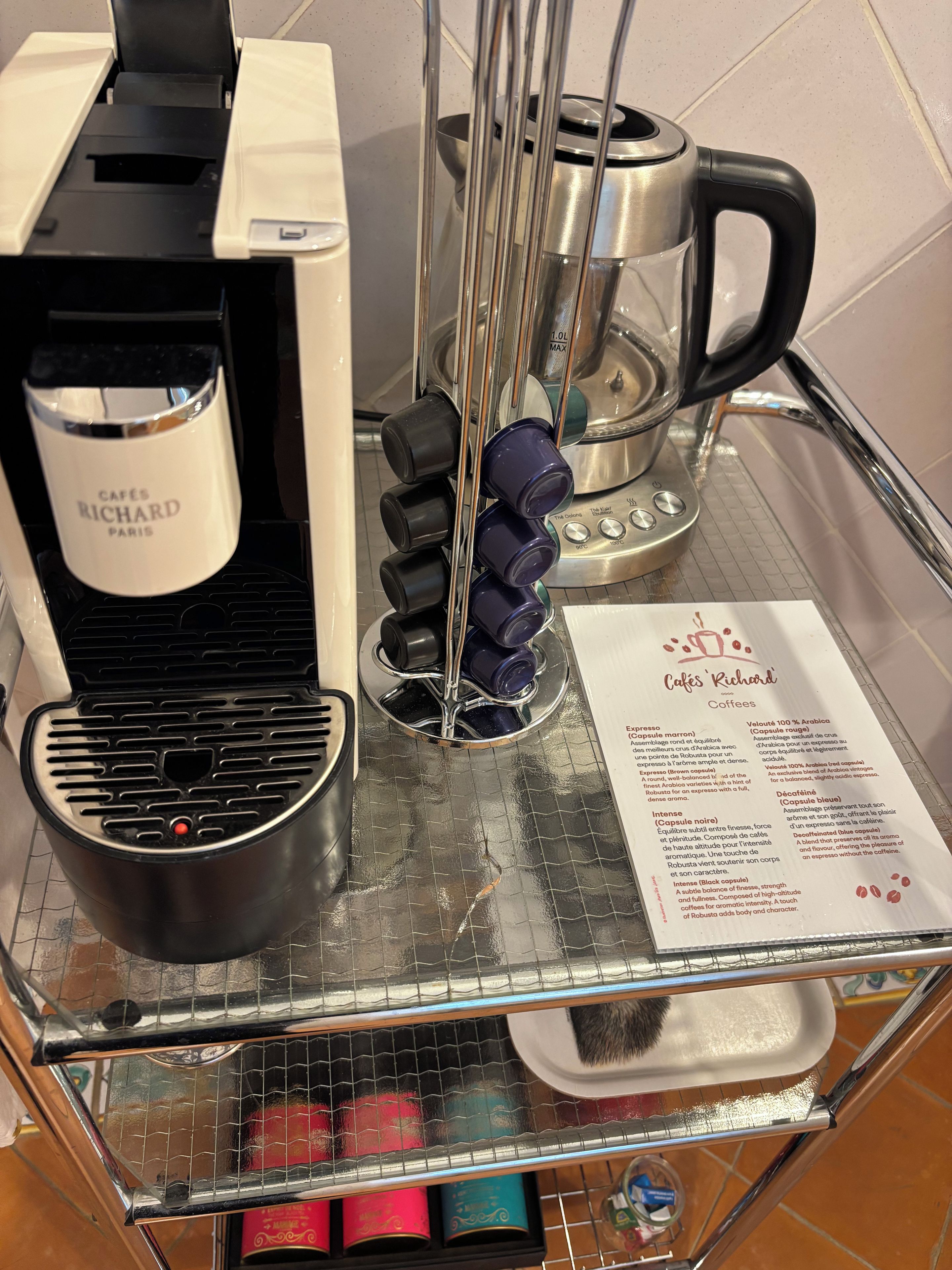 Een koffieapparaat met een menukaart op het aanrecht.
