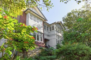 Exterior - Courtyard Gallery Character filled Bayside Living (Cremorne Point)