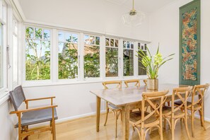 Dining - Courtyard Gallery Character filled Bayside Living (Cremorne Point)