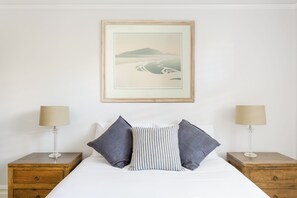 Desk, iron/ironing board, WiFi, bed sheets - Courtyard Gallery Character filled Bayside Living (Cremorne Point)