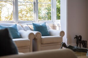 Interior - Courtyard Gallery Character filled Bayside Living (Cremorne Point)