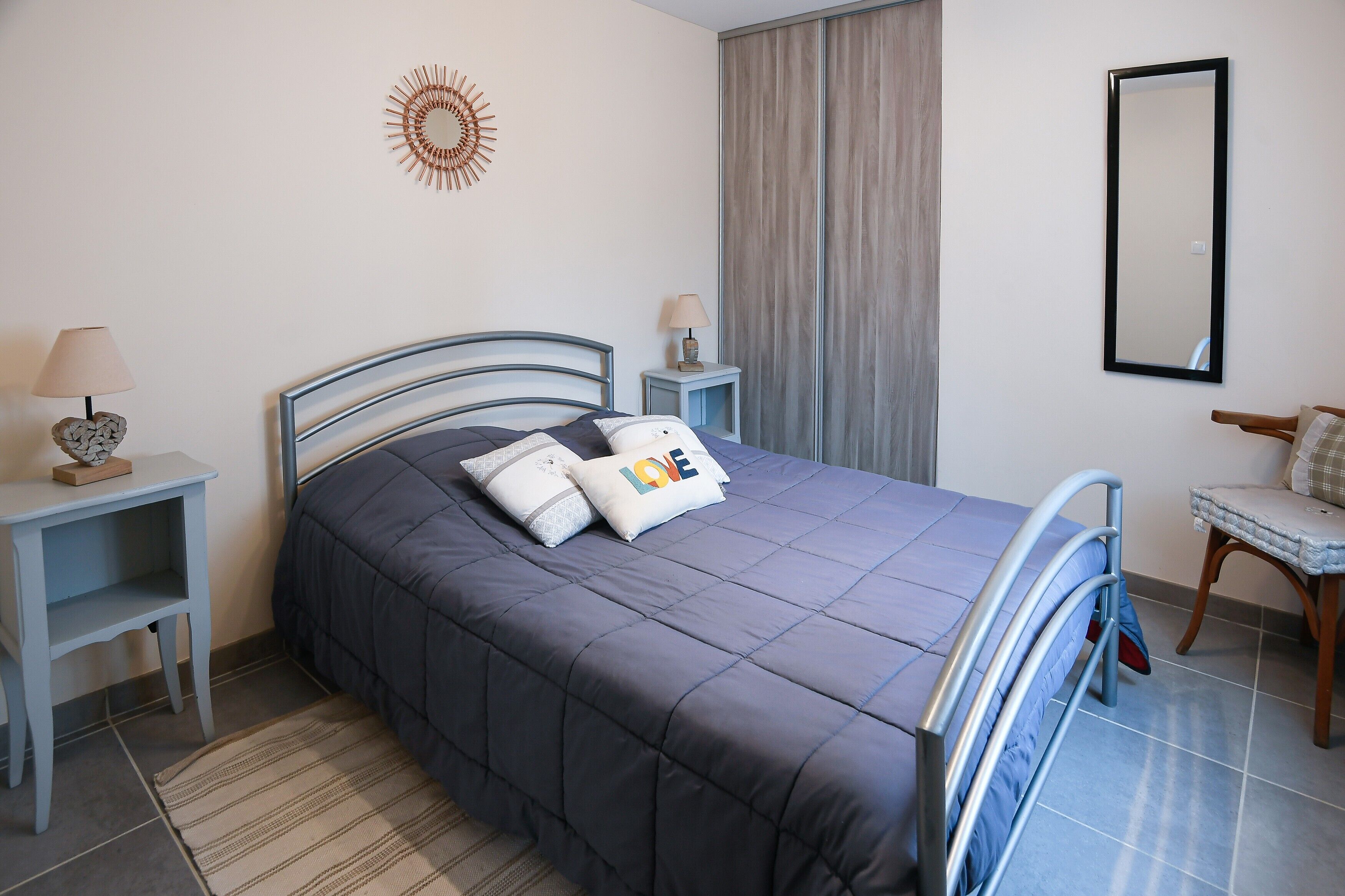 Iron/ironing board, bed sheets