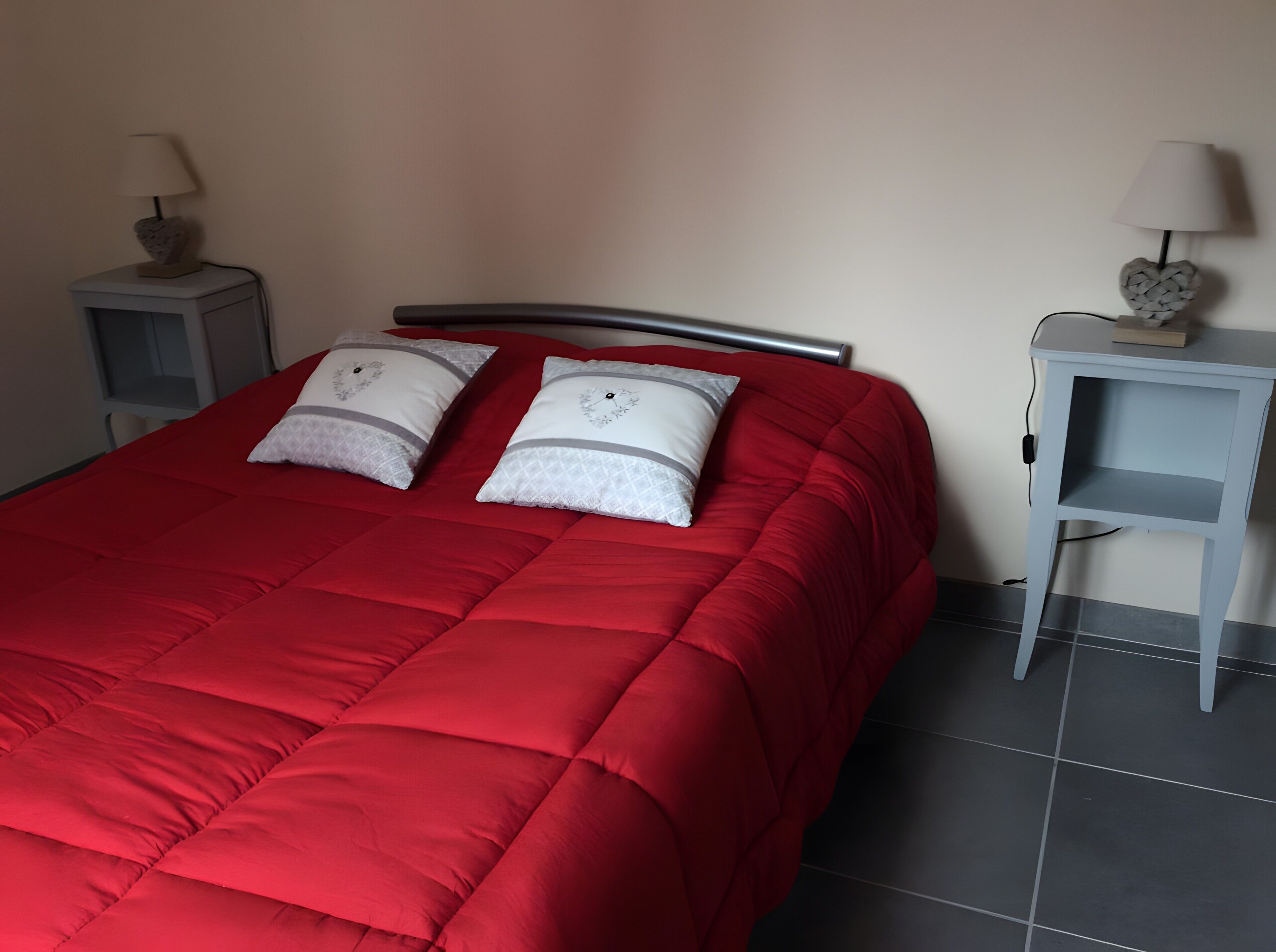 Iron/ironing board, bed sheets