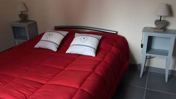 Iron/ironing board, bed sheets