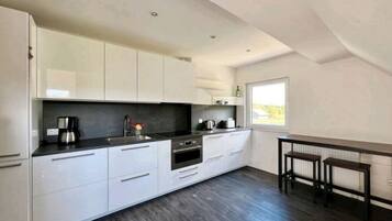 Frigorífico, horno, placa de cocina y lavavajillas