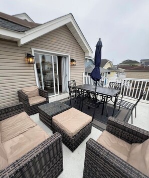 Outdoor dining - Seaside Park 3BR - 7 Houses to Beach (Seaside Park)