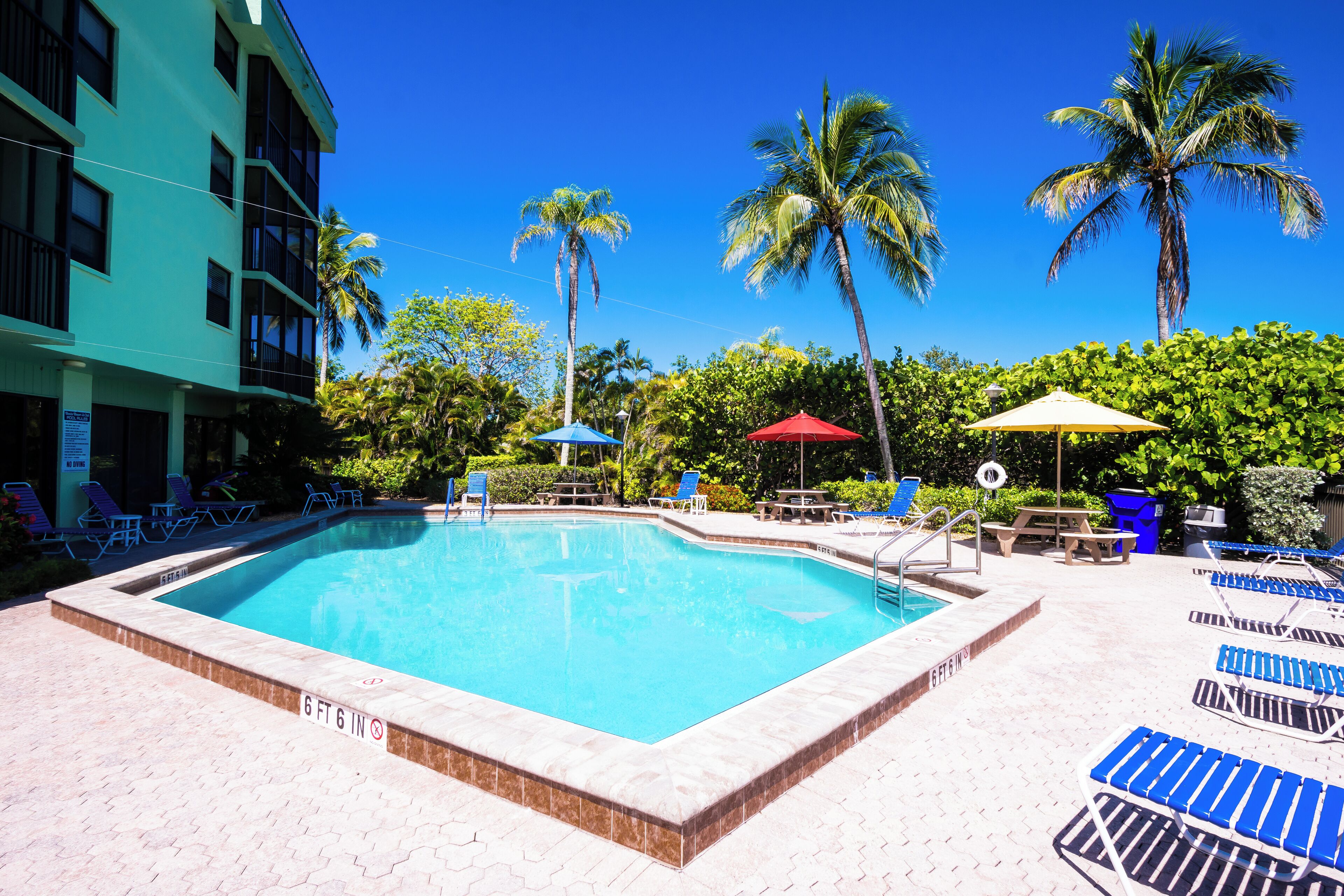 Außenpool, Sonnenschirme, Liegestühle