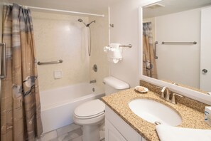 Leilighet, 2 soverom | Bad | Hårføner, såpe, sjampo og toalettpapir