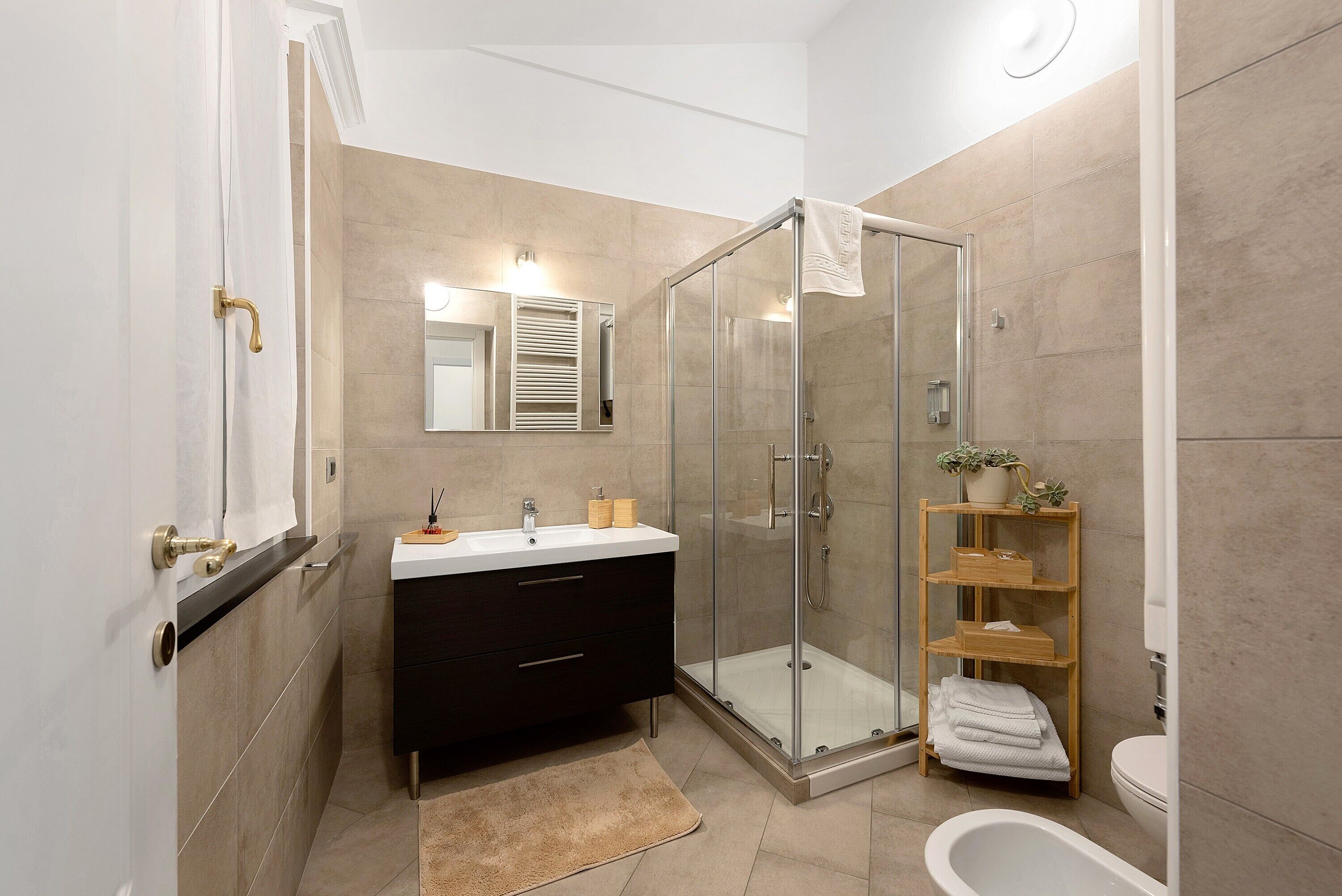 Dusche, kostenlose Toilettenartikel, Haartrockner, Handtücher