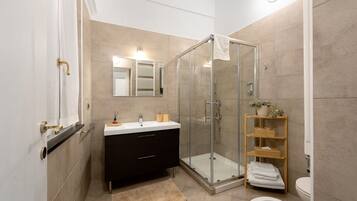 Dusche, kostenlose Toilettenartikel, Haartrockner, Handtücher