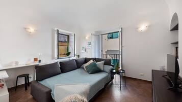 Una scrivania, ferro/asse da stiro, Wi-Fi, lenzuola