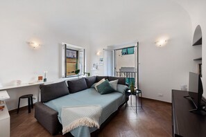 Una scrivania, ferro/asse da stiro, Wi-Fi, lenzuola