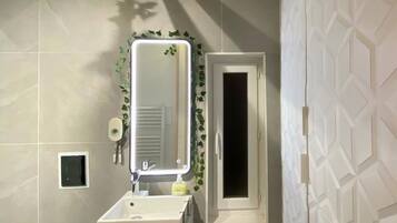 Hårføner, håndklær, såpe og toalettpapir