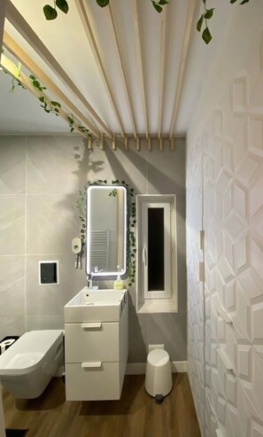 Hårføner, håndklær, såpe og toalettpapir