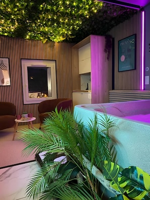 Interior - Jungle Spa apartment (love room) with romantic formula on request (Lamalou-les-Bains)