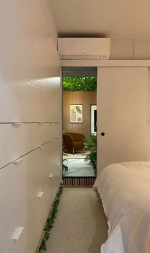 Strykejern/-brett, internettilgang og sengetøy