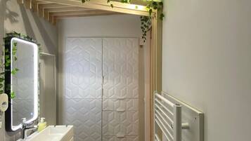 Een haardroger, handdoeken, zeep, toiletpapier