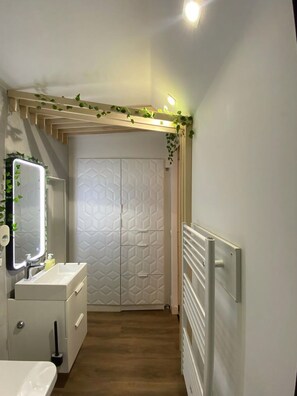 Sèche-cheveux, serviettes fournies, savon, papier toilette