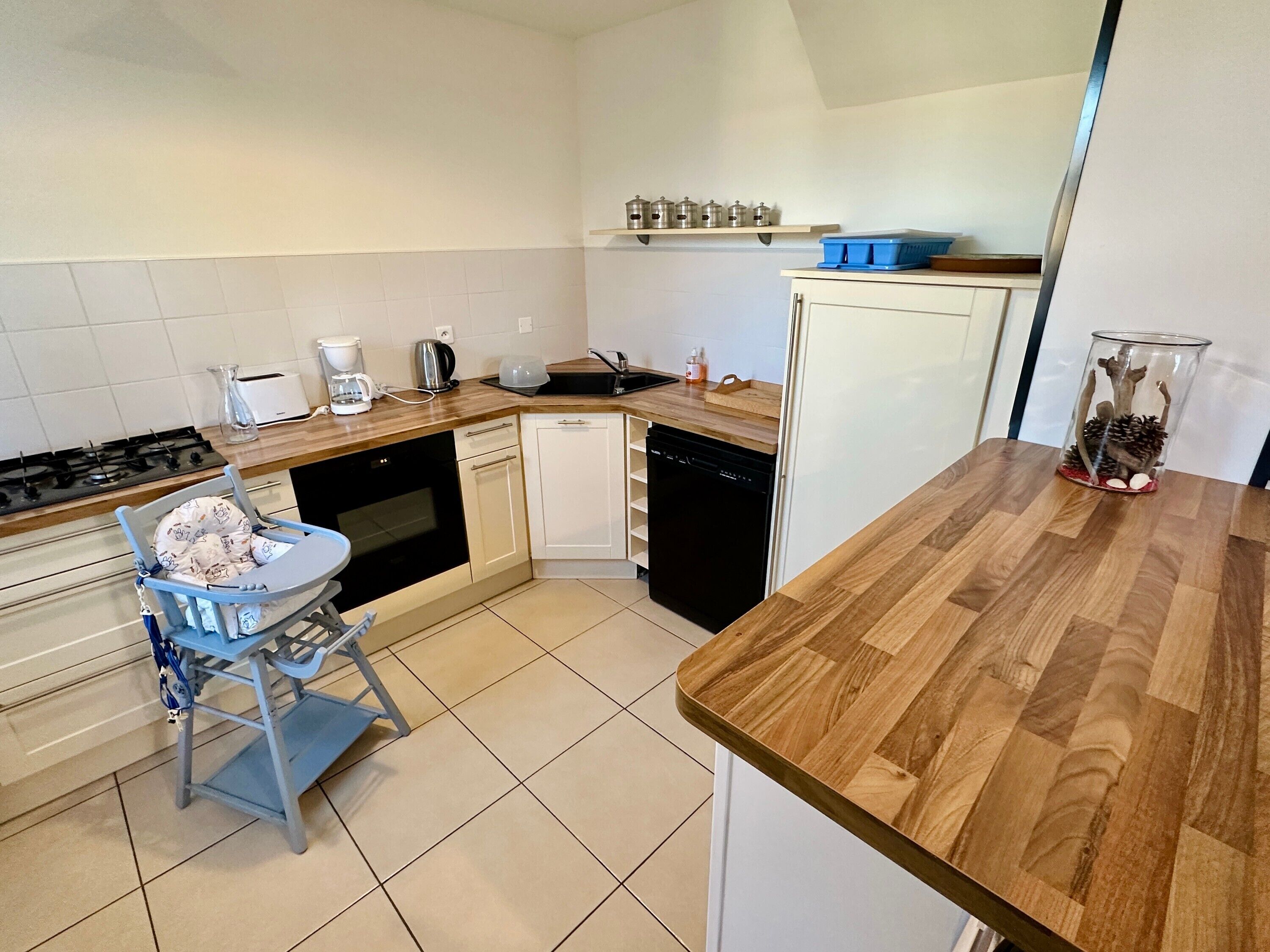 Een koelkast, een magnetron, een oven, een kookplaat